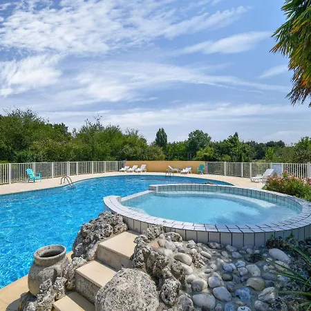 Vakantiehuis Lovely Holiday In Saint-savinien With Garden