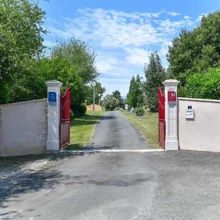 Lovely Holiday In Saint-savinien With Garden Saint-Savinien